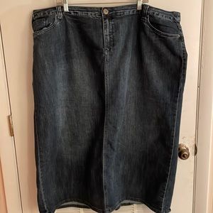 Dark denim skirt. Long.